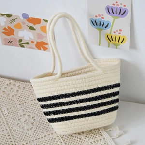 Vue détaillée de la texture en corde de coton tissée et des rayures noires sur le sac