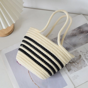 Vue détaillée du sac cabas tissé avec motifs à rayures et texture de corde de coton