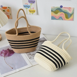 Détail de sacs cabas tissés à rayures en beige et crème avec texture en cordon de coton
