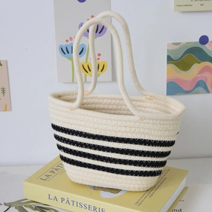 Détail d'un sac cabas tissé à rayures avec texture en coton crème et bandes noires