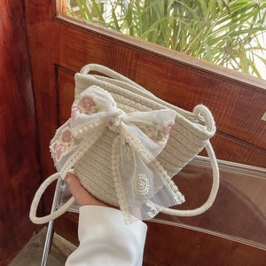 Sac seau tissé avec grand nœud en dentelle blanche et broderie florale rose élégant