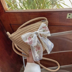 Sac bandoulière d'été en paille avec nœud en dentelle blanche et broderie florale