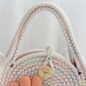 Gros plan détaillé du sac à main tissé avec bouton en bois et décorations florales