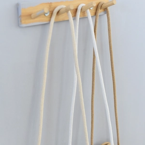 Détail de cordes tressées en coton beige blanc et kaki pour sacs à main de plage