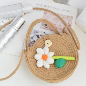 Petit sac bandoulière rond en paille avec fleur en tissu blanc pour look de plage