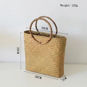 Detail der gewebten Strohhandtasche mit genauen Abmessungen und hochwertiger Naturtextur
