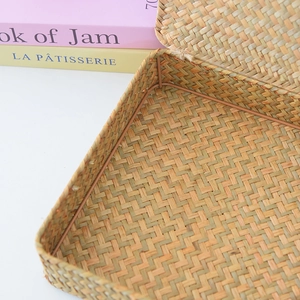 Detail der handgeflochtenen Aufbewahrungsbox aus Stroh mit Metallrahmen und Naturtextur