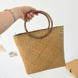 Handgewebte Strohtasche mit runden Holzgriffen für Sommer, Strand und Heimaufbewahrung