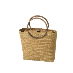 Handgeflochtene Strohtasche mit runden Holzgriffen und sicherem schwarzen Knopfverschluss
