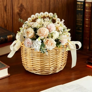 Detalle de cesta de mimbre tejida a mano con asa de perlas y rosas de seda decorativas