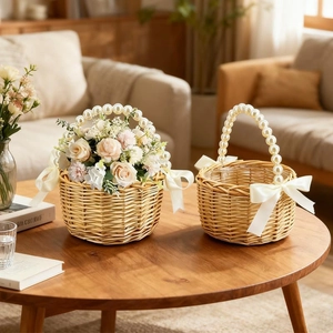Detalle de cesta de mimbre tejida con asa de perlas y lazo de satén blanco decorativo