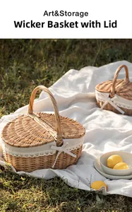 Dettaglio ravvicinato di un cesto da picnic in vimini con fodera in pizzo bianco all'aperto