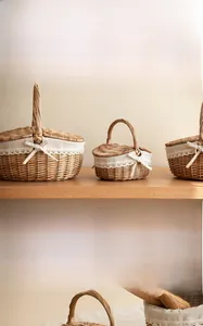 Dettaglio di un cesto da picnic in vimini intrecciato con fodera in tessuto crema e pizzo