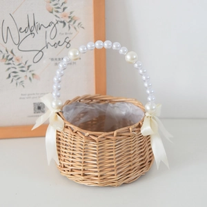 Cesta de flores de mimbre hecha a mano con asa de perlas para bodas y eventos