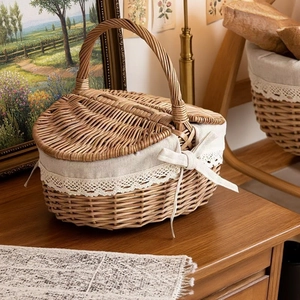 Dettaglio di un cesto da picnic in vimini con fodera in lino e rifiniture in pizzo elegante