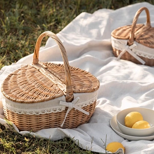 Cesto da picnic in vimini fatto a mano con fodera in lino e pizzo sul prato