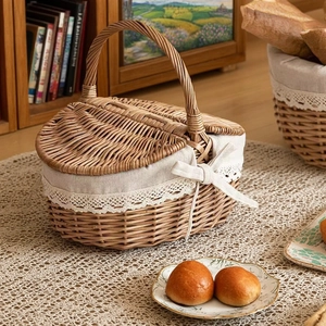 Cesto da picnic in vimini intrecciato con doppio coperchio e fodera in pizzo fine