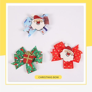 Détails des nœuds de Noël avec motifs de Père Noël et rubans festifs à paillettes