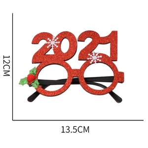 Detail van 2021 glitter kerstbrilmontuur met afmetingen 13,5 cm bij 12 cm gemarkeerd