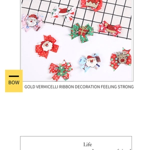 Détails de pinces à nœuds de Noël colorées avec figurines du Père Noël et renne