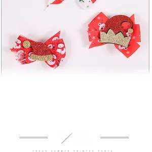Détail d'un nœud de Noël rouge avec paillettes dorées, motifs bonhommes de neige et bonnet