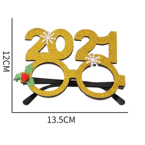 Detail van de 13,5 cm brede gouden glitter 2021 feestbril voor feestelijke kostuums