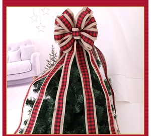 Détail du nœud de sapin de Noël à carreaux rouges et noirs avec bords en toile