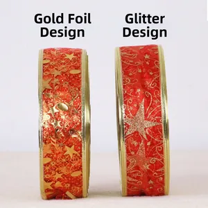 Dettaglio del nastro natalizio rosso con stampa di stelle dorate e finiture glitter