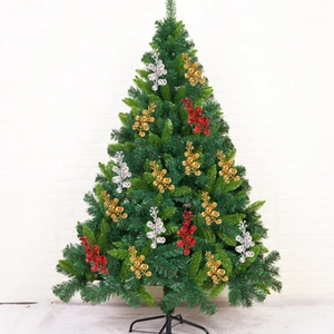 Nahaufnahme von glitzernden künstlichen Weihnachtsbeeren in Rot Gold und Silber am Baum
