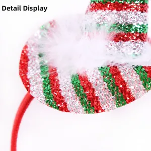 Detail von Weihnachts-Haarreif mit rot-grünem Glitzerhut und weichem Federbesatz