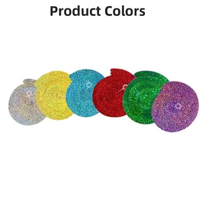 Dettaglio di spirali sospese in PET laser colorato per decorazioni da soffitto per feste