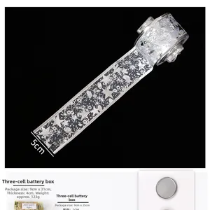 Vue détaillée du ruban LED en maille argentée de 5cm avec motif d'étoiles et boîtier pile