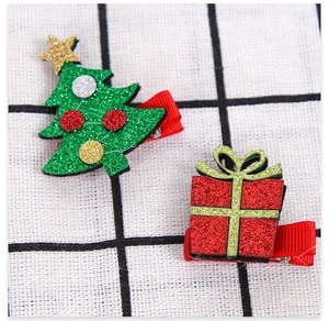 Dettaglio delle mollette natalizie con albero glitterato e scatola regalo rossa