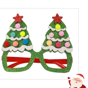 Detail van groene glitter kerstboombril met kleurrijke pompons en een rode ster op de top