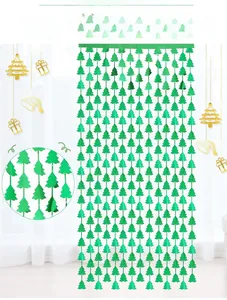 Dettaglio della tenda a frange verdi con paillettes metalliche a forma di albero