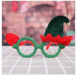Détail de lunettes de lutin de Noël avec monture pailletée verte et petit chapeau