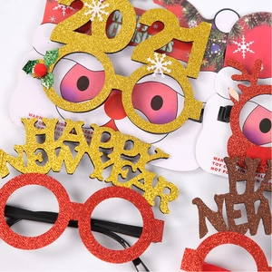 Détails des lunettes de Noël à paillettes et des montures festives pour le Nouvel An