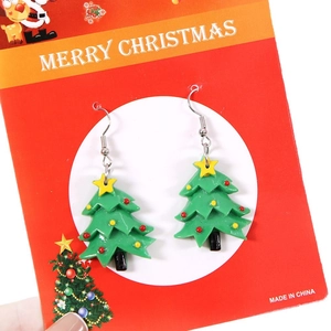 Grüne Tannenbaum Ohrhänger mit Sternen und bunten Punkten auf festlicher Karte