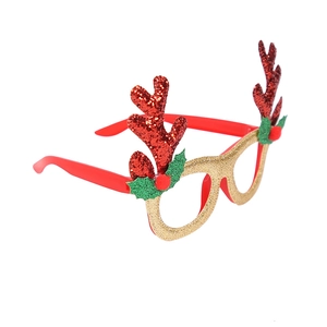 Lunettes de Noël avec bois de cerf dorés et monture rouge festive sur un fond blanc pur