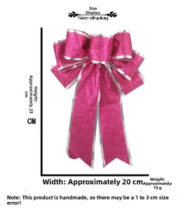 Fiocco di Natale rosa glitterato con bordi argentati e nastri lunghi su uno sfondo bianco