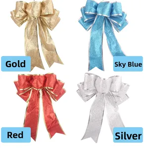 Vista dettagliata di quattro grandi fiocchi di Natale glitterati in oro, azzurro, rosso e argento