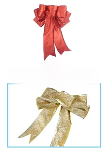 Dettaglio di fiocchi natalizi glitterati rossi e oro per decorazioni di feste festive