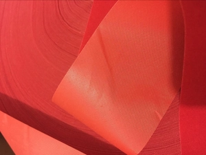 Gros plan sur un ruban de Noël rouge floqué avec motif à carreaux en losange texturé