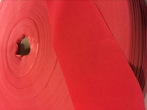Gros plan d'un ruban floqué rouge festif pour la décoration de fête de Noël et de vacances