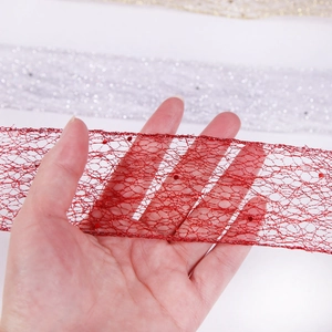 Detail von rotem Netzband mit Glitzer-Pailletten für Weihnachtsbaumdekoration