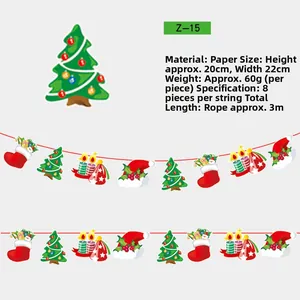 Détail de la guirlande de Noël en papier avec motifs de sapins et chaussettes festives
