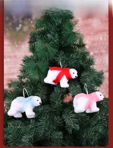 Trois adorables ours polaires de Noël avec écharpes colorées suspendus au sapin
