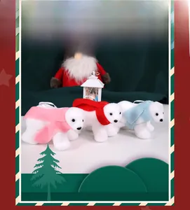 Détail de trois suspensions ours polaires de Noël avec écharpes colorées pour sapin