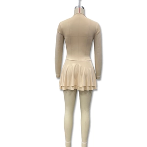 Detailansicht des doppellagigen Faltenrockes am hochgeschlossenen Nude-Bodycon-Kleid