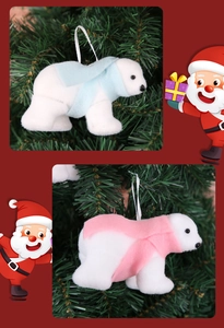 Détail de mignons ours polaires en mousse avec écharpes bleue et rose sur le sapin